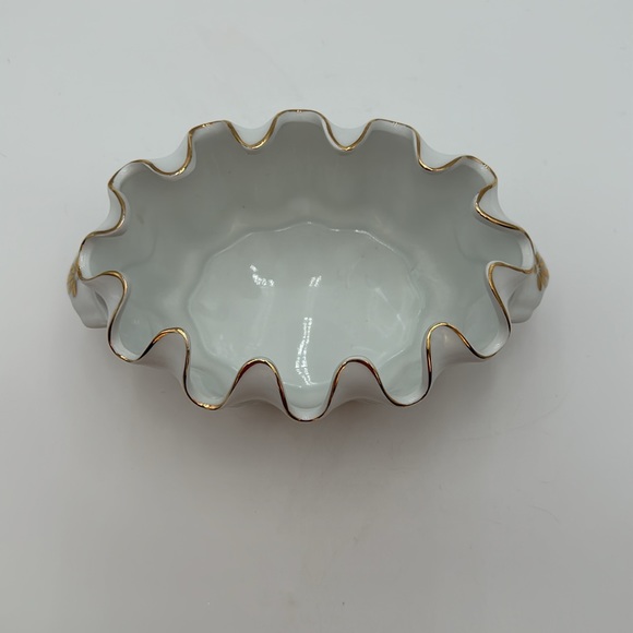 Burton and Burton Ruffled Grapevine Serving Dish - Picture 5 of 16
